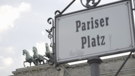 cámara lenta: pariser platz de berlín con cuadriga de la puerta de brandenburgo