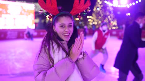 niña disfrutando de patinaje sobre hielo de navidad