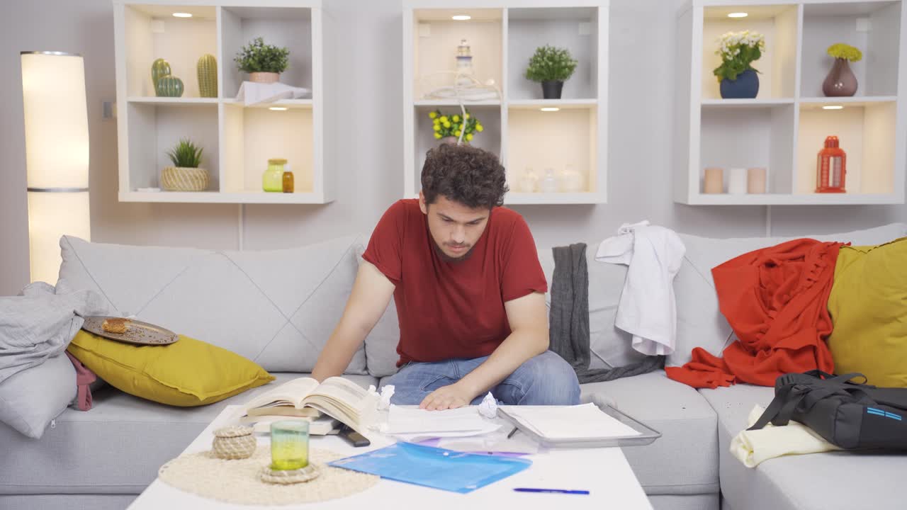 el perezoso no puede concentrarse en su trabajo.