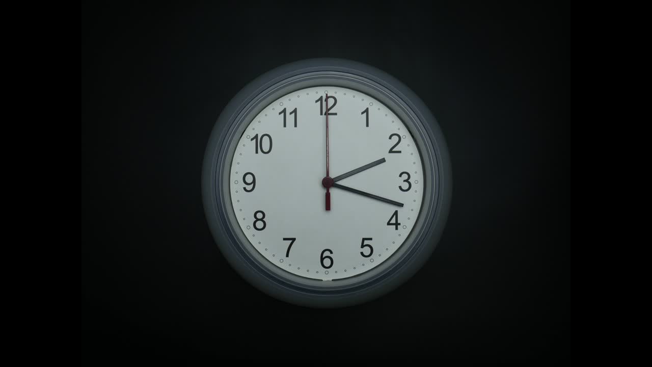 el reloj de pared blanco muestra la rotación de la aguja de segundos roja.