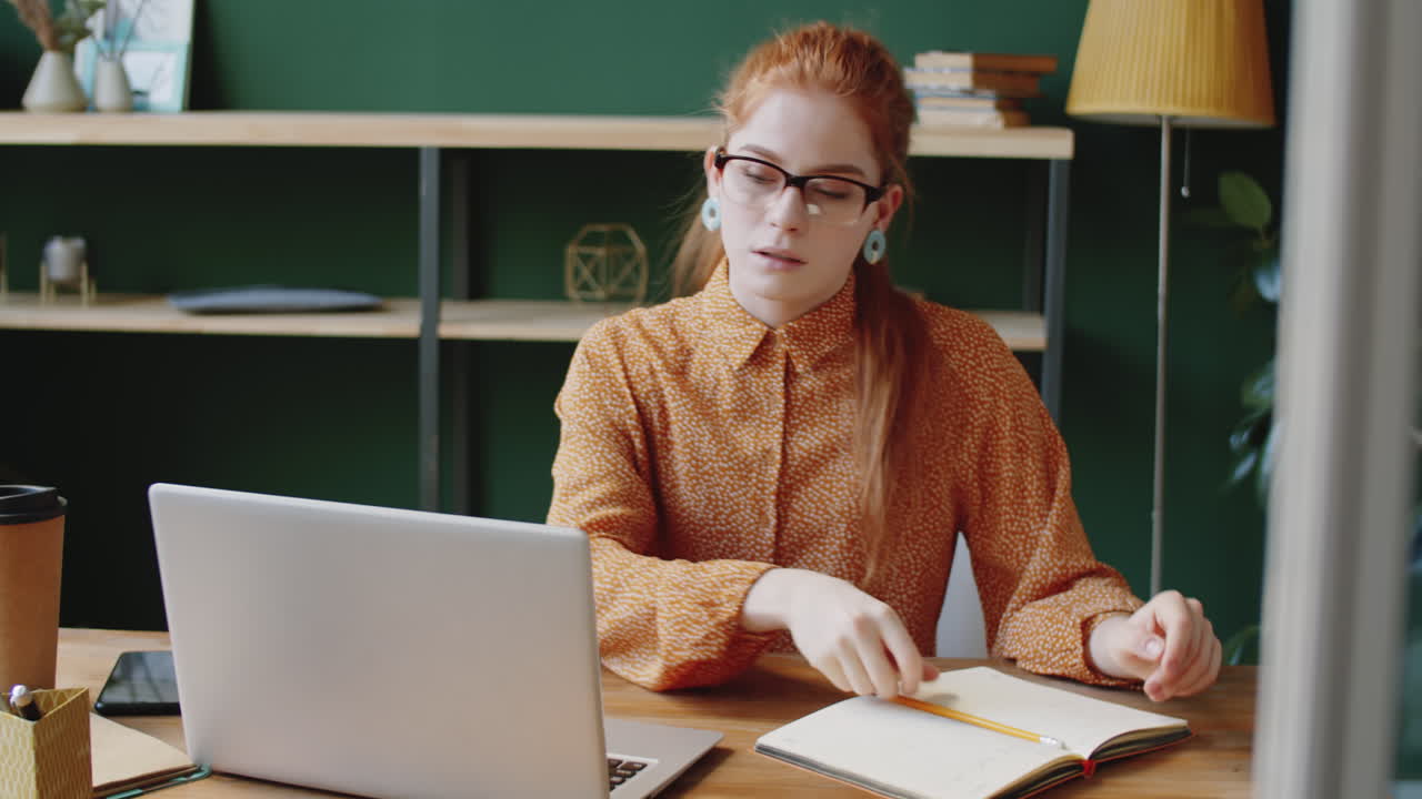 mujer trabajando desde casa