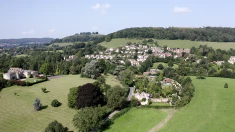 Antena---Stouts-Hill,-Casas-Y-Colinas-En-Uley,-Cotswolds,-Inglaterra,-Pan-Izquierda