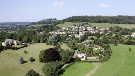 공중 - uley, cotswolds, england의 stouts hill, 주택 및 언덕, 왼쪽 팬