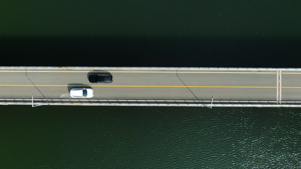 녹색 강에 작은 다리