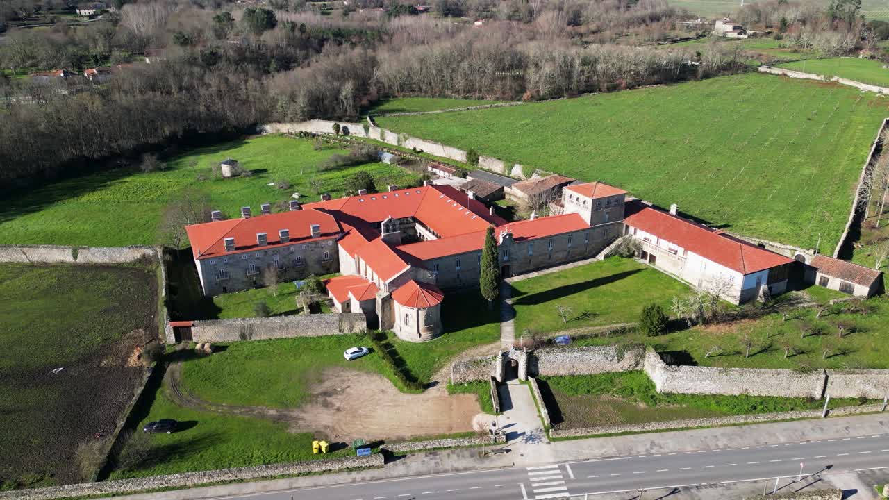 el dron en órbita lenta establece el monasterio de san salvador de ferreira.