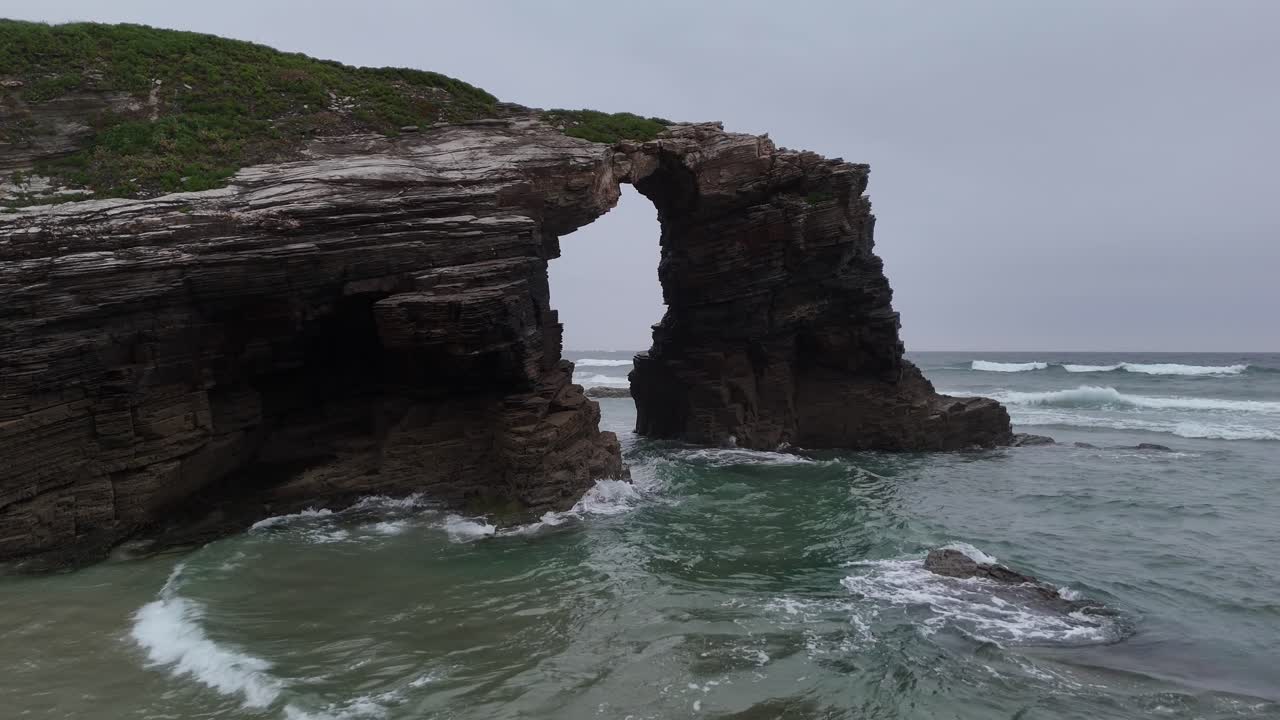 arco de roca como catedrais, catedrales playa norte de españa drone, aéreo