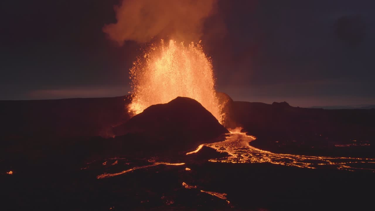 Scenografica e potente eruzione vulcanica al tramonto, Islanda 2021.