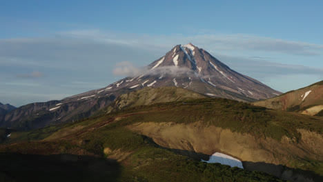 Un-Dron-Disparó-Sobre-Un-Camión-Que-Circulaba-Por-Un-Camino-De-Grava-Hacia-Una-Montaña.