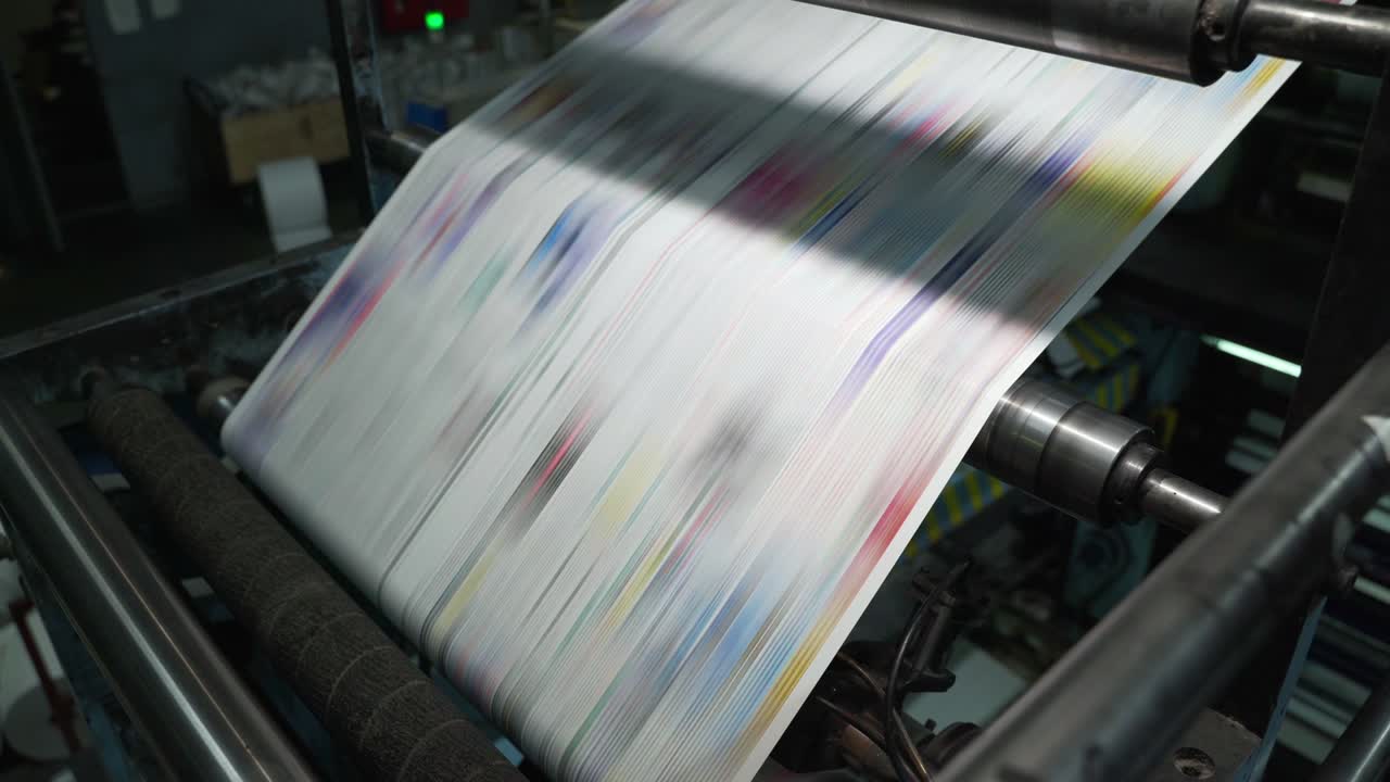 impresión en color de periódicos en máquinas grandes, transportador. rollos de papel se dibujan a través de la imprenta. imprenta. medios de comunicación, artículo, titular, noticias diarias, edición impresa, periodismo, política