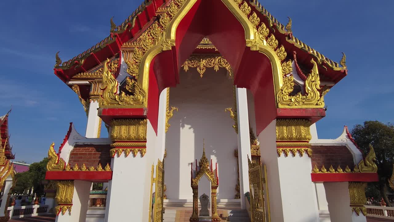 el exterior del templo tailandés adornado