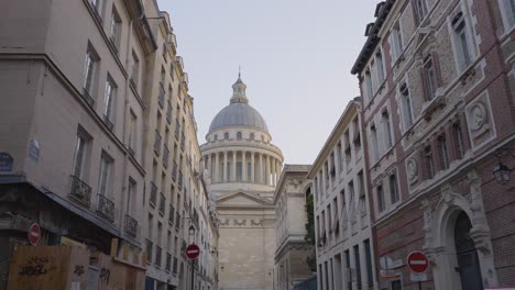 Außenansicht-Des-Pantheons-In-Paris,-Frankreich,-Mit-Straßen-Im-Vordergrund,-Aufgenommen-In-Zeitlupe