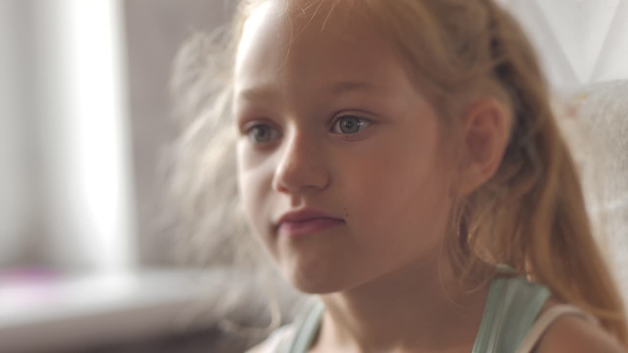 una niña con hermosos ojos