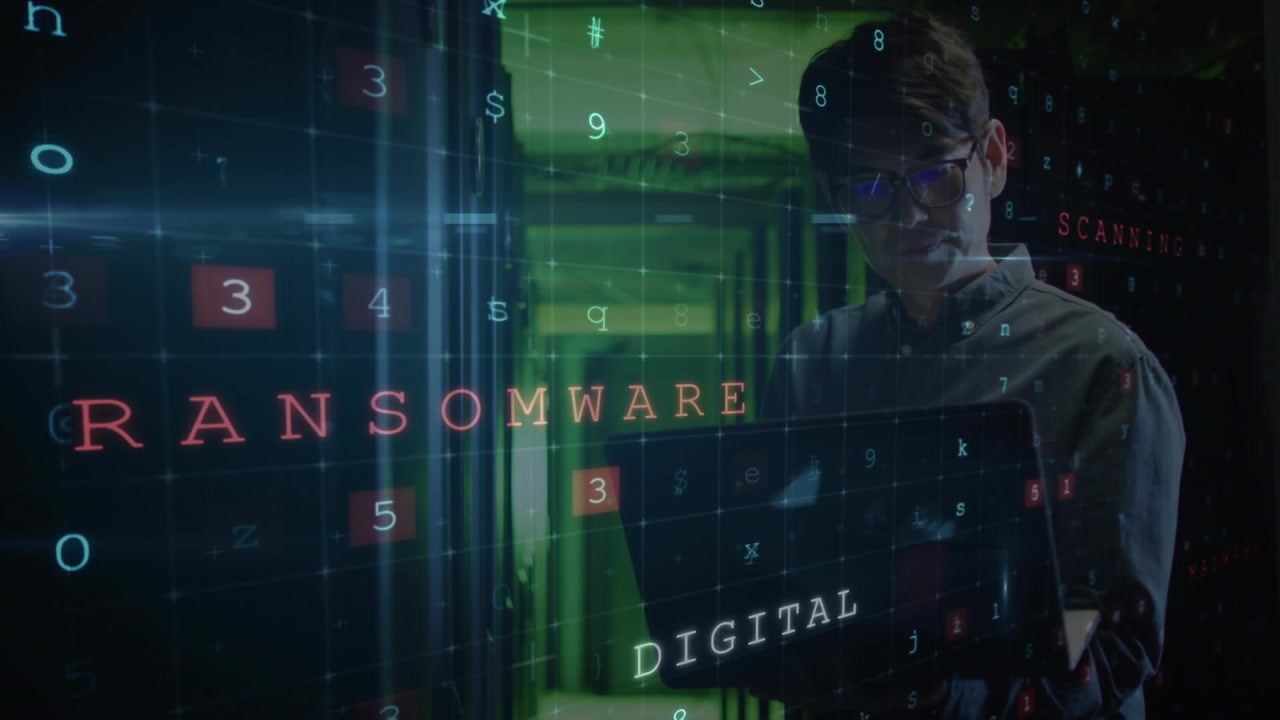 Animation de texte "cyberattaque" et de traitement de données sur un homme asiatique utilisant un ordinateur portable près de serveurs informatiques.