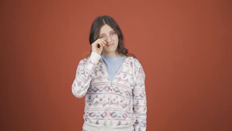 una mujer joven con arrugas y problemas en la piel es infeliz.