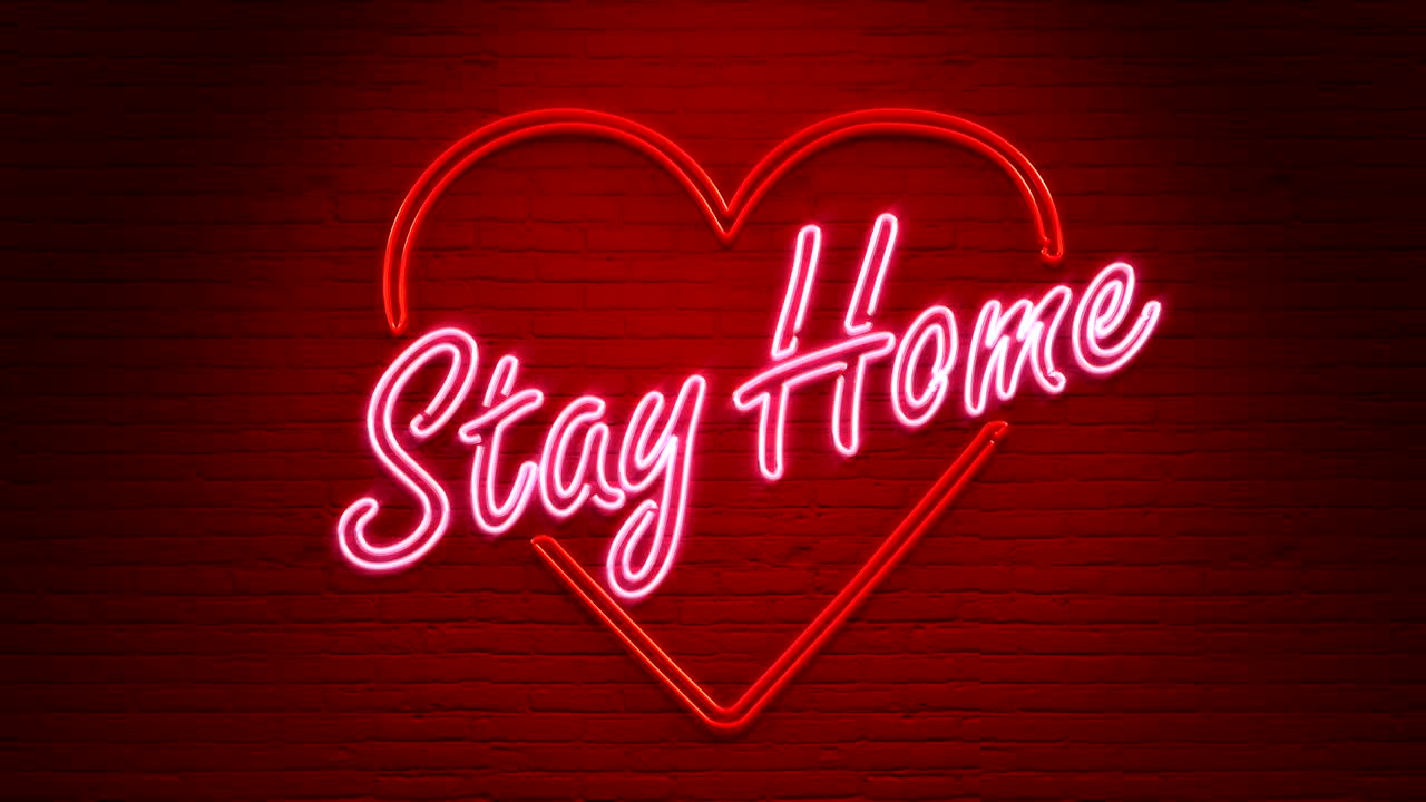 집에 머물러 벽에 네온 메시지