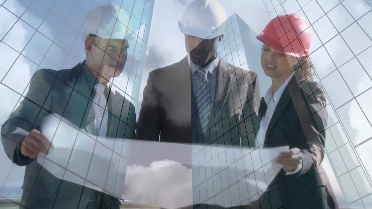 arquitectos que estudian los planos de los edificios