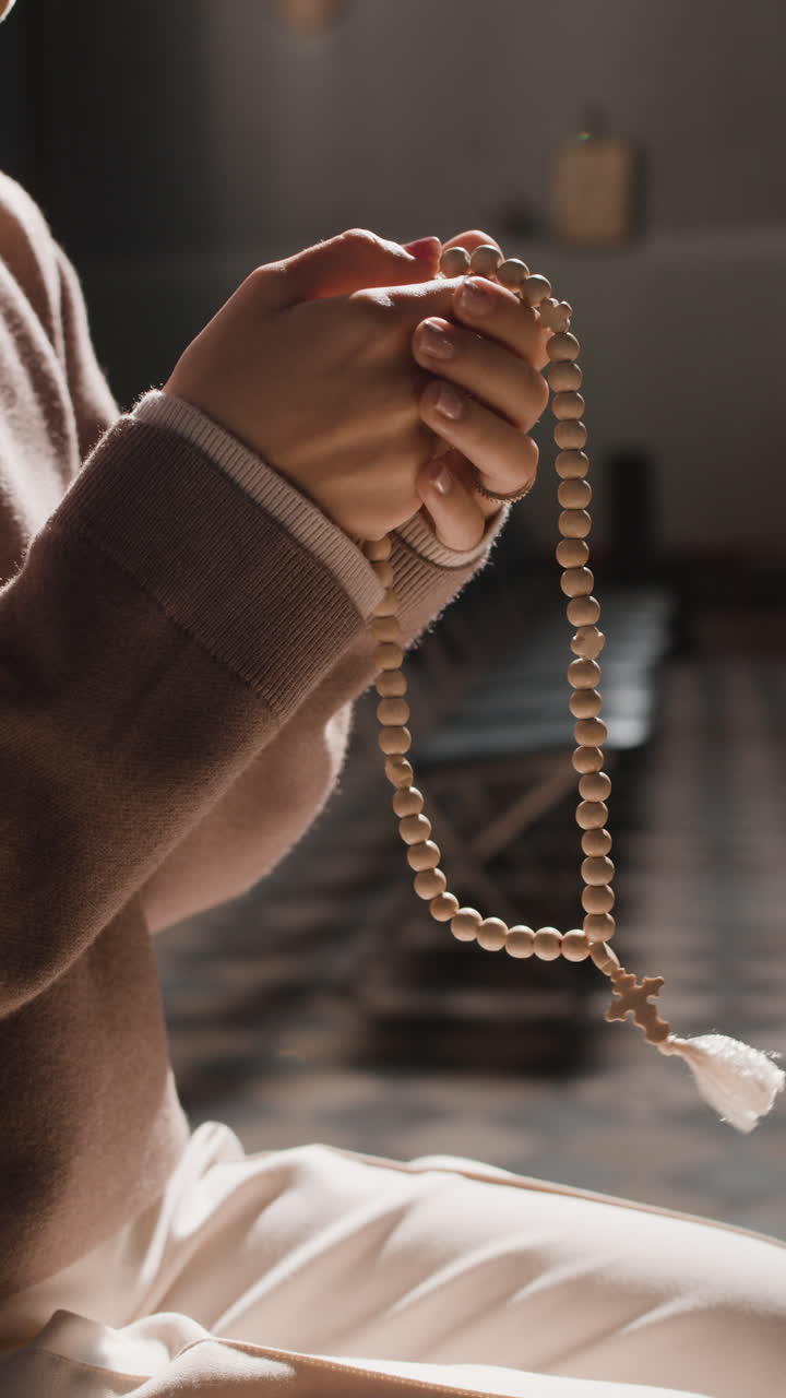 Mani che tengono un rosario per la preghiera e la meditazione