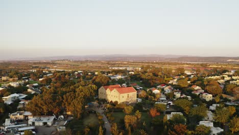 pequeño pueblo en flatlands desert 4k drone aéreo en el norte de israel