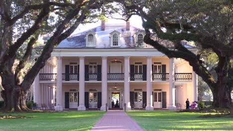 A-beautiful-gracious-Southern-mansion-on-an-estate-amongst-oak-trees-2