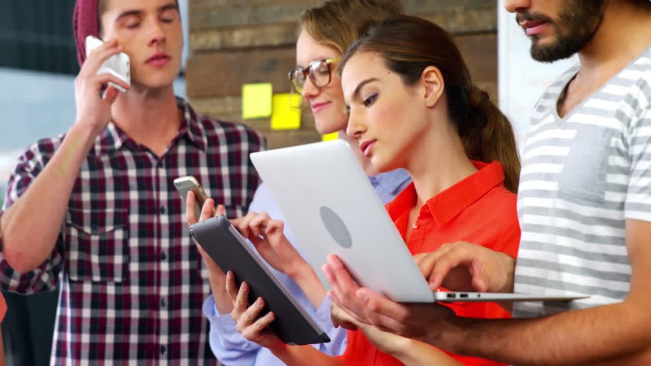 ejecutivos de empresas que usan computadoras portátiles, tabletas digitales y teléfonos móviles en reuniones