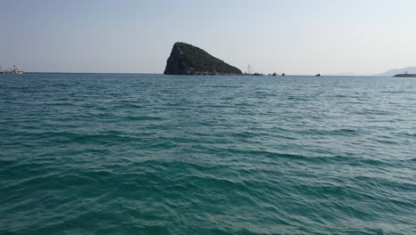 Vista-Aérea-De-Una-Pequeña-Isla-En-El-Mar-Mediterráneo-Cerca-De-La-Costa-Turca,-Isla-De-Ratas-Cerca-De-Antalya,-Turquía