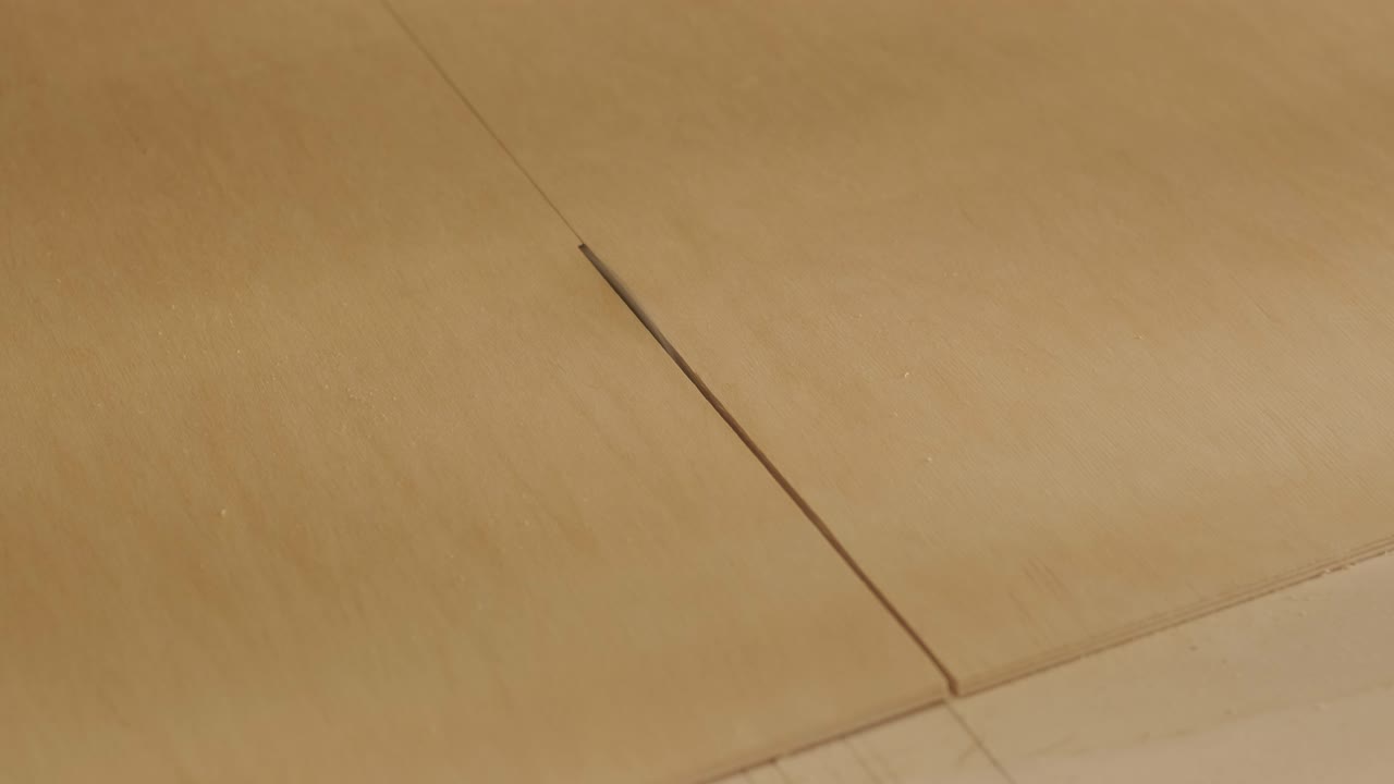 이 기계는 워크에서 나무 판, 플라이우드 패널, 목재를 절단합니다.