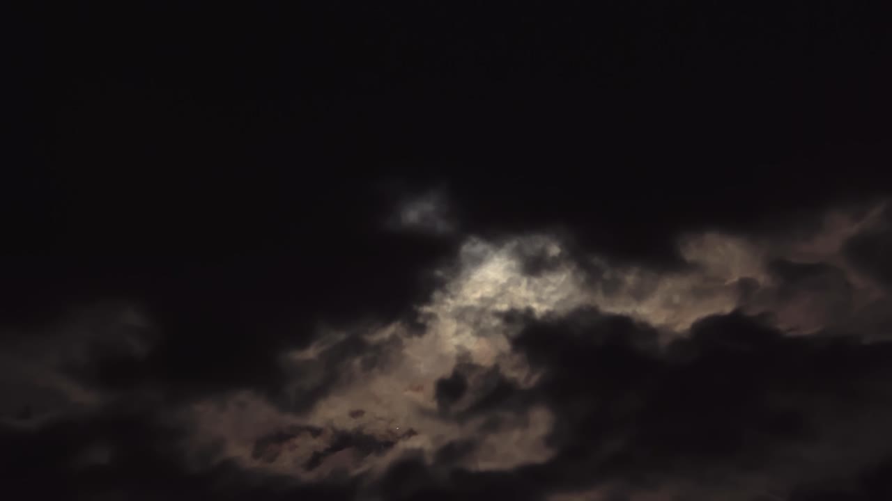 보름달에 하늘에서 흐르는 구름