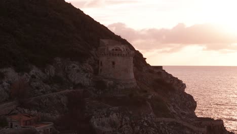 la costa italiana cerca de roma sabaudia, circeo en órbita alrededor del castillo