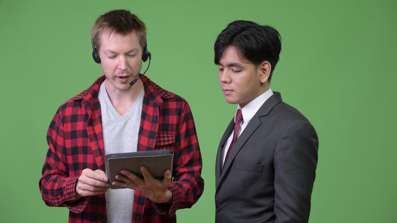 젊은 잘생긴 아시아 사업가와 젊은 스칸디나비아 사업가가 함께 일하고 있습니다.