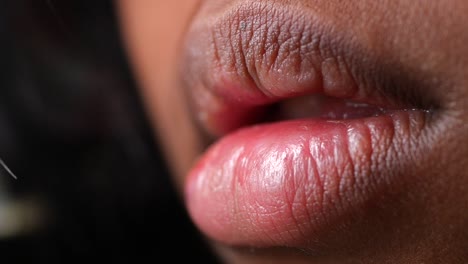 primer plano de los labios de una mujer.