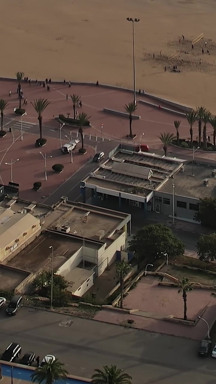 Vista aerea di edifici residenziali e aree di parcheggio in Marocco.