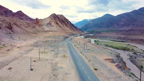 tomada aérea de un avión no tripulado de una carretera a través de las montañas del himalaya paisaje en el desierto frío estéril de ladakh india