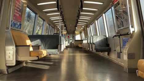 toma de pedestal de un pasillo de un tren vacío durante una mañana brillante y temprana