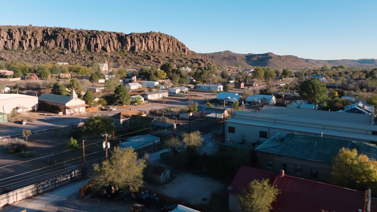 pequeña ciudad rural de texas al amanecer, hermoso telón de fondo de montaña con iglesia local, casas y tiendas cerca del parque nacional big bend en 4k