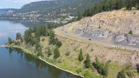 el lago williams y la carretera cariboo 97 brillan en imágenes aéreas de drones