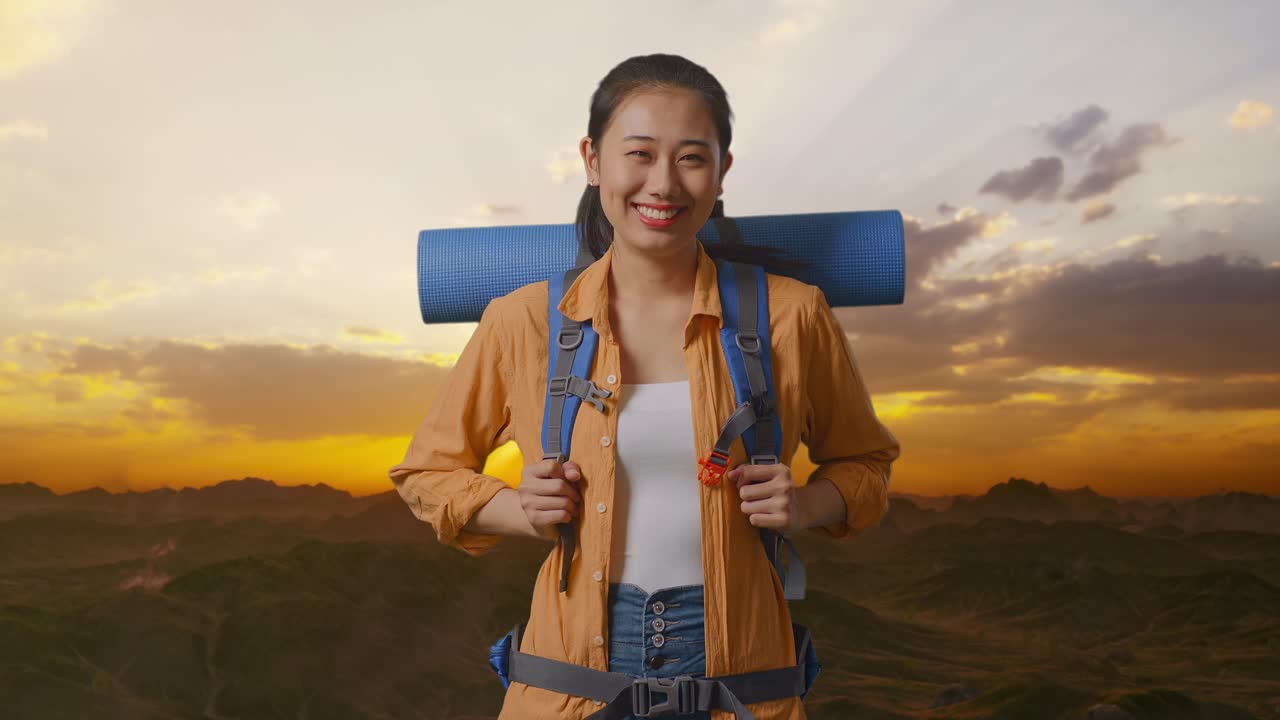 산책 여행 을 하는 행복 한 여자