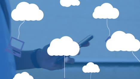 animación de nubes digitales con iconos sobre el hombre usando un teléfono inteligente