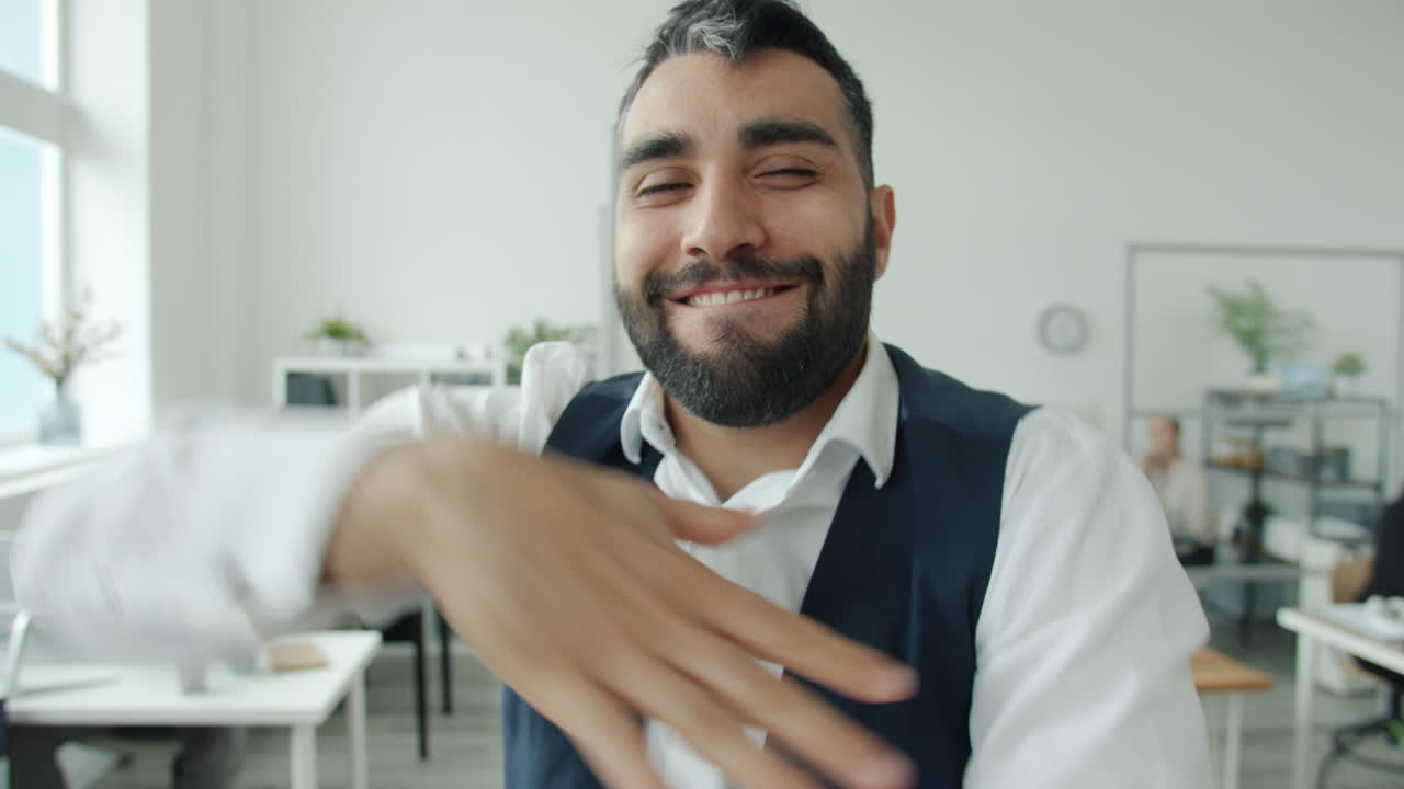 hombre de negocios feliz en la oficina