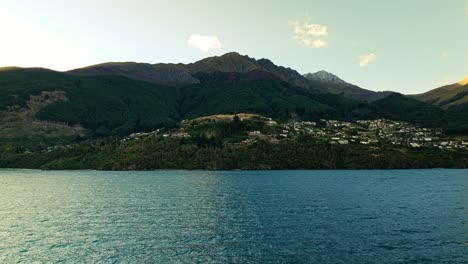 Luftbild-Frontalaufnahme-Von-Dolly-Errichtet-Queenstown-In-Neuseeland-Im-Schatten-Der-Berge