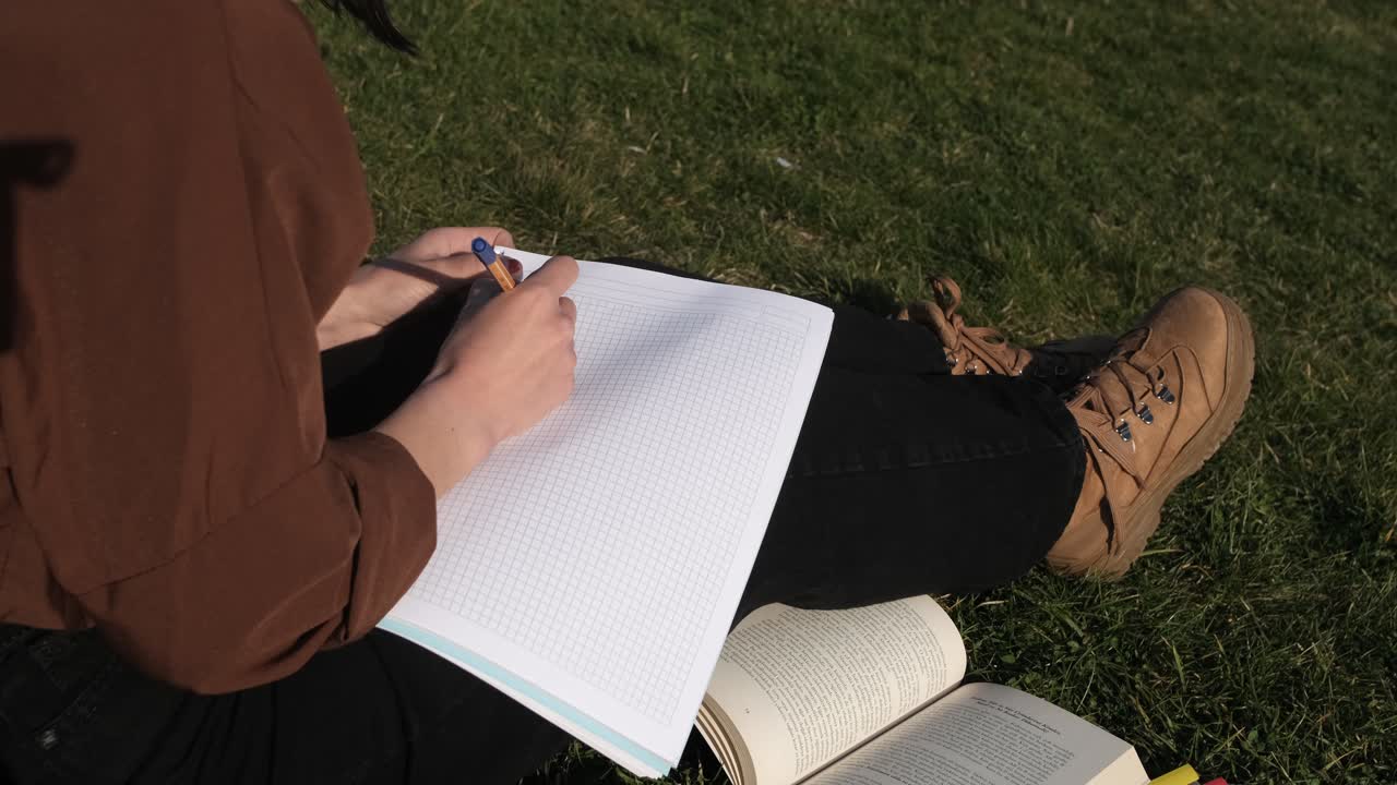 밖에서 공부하는 여자