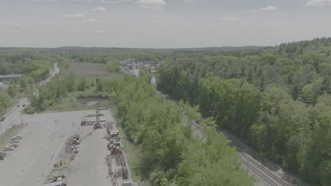 Un-Dron-En-Ascenso-Disparó-En-La-Hermosa-Nueva-Inglaterra-Con-Un-Tren-Y-Una-Carretera-Llena-De-Automóviles