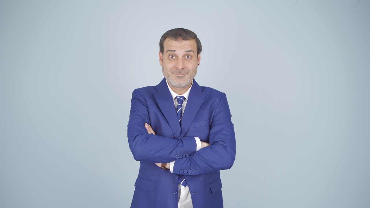 사업가는 놀라서 카메라를 쳐다보고 있습니다.