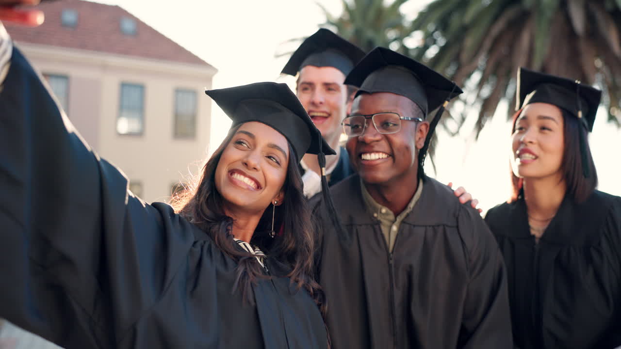 gente feliz, amigos y selfie en la graduación