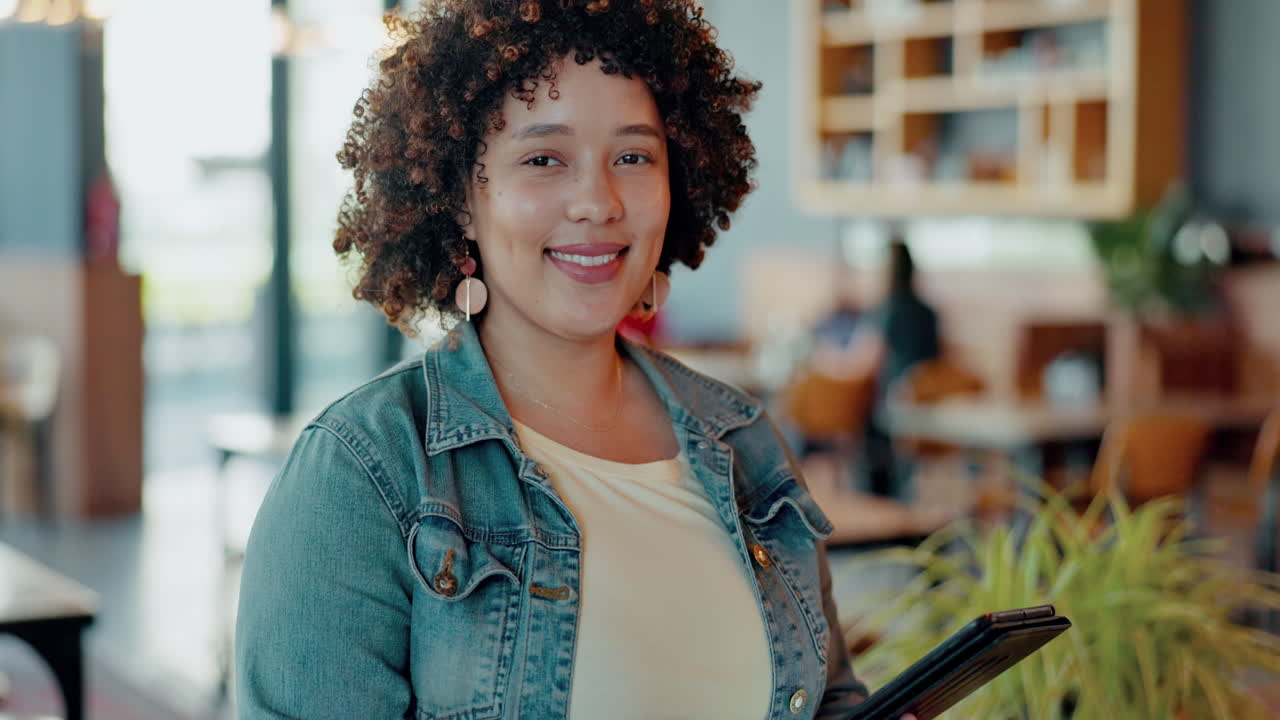 웃음, 태블릿과 검은색 여성과 작은 사업