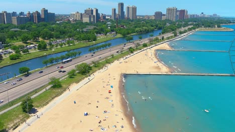 Sobrevuelo-Aéreo-De-La-Playa-De-La-Avenida-Norte-En-Chicago,-Illinois-|-Iluminación-De-La-Tarde