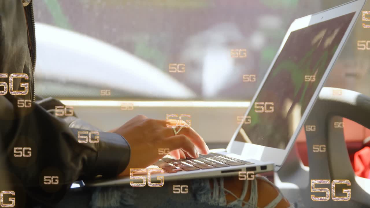 버스에서 노트북을 사용하는 여성의 중간 섹션에 대한 다중 5g 텍스트 배너의 애니메이션