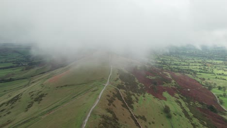sendero de senderismo en mam tor, distrito de peak, inglaterra