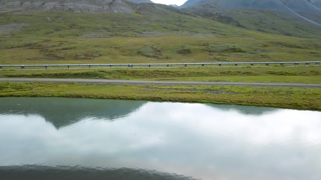 알래스카에서 원유를 운반하는 산업 파이프라인 - 공중 드론 보기