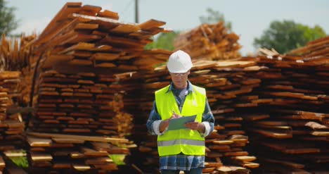 Männlicher-Arbeiter-Untersucht-Bretterstapel-24-Plan