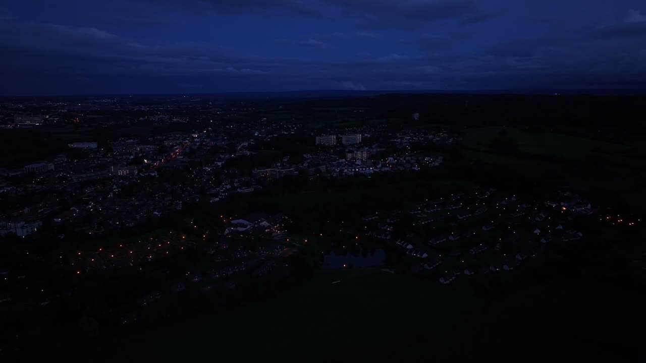 밤의 어, 깊은 파란 하늘, 아래의 빛의 마을
